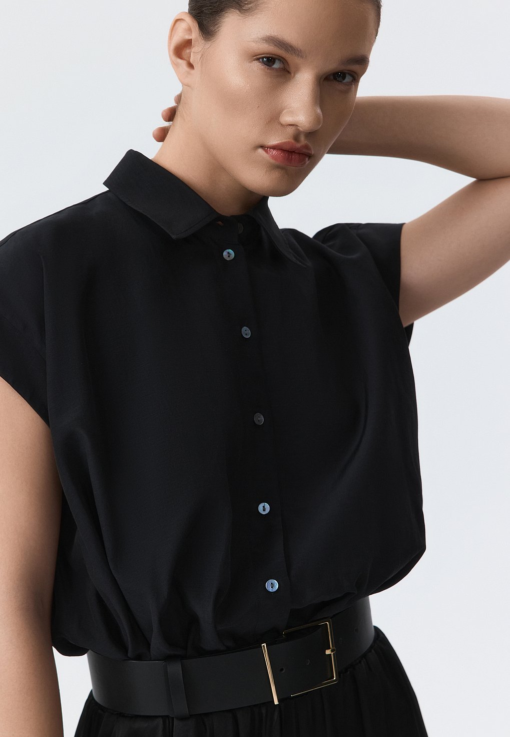 Укороченная блуза без рукавов: фото №1