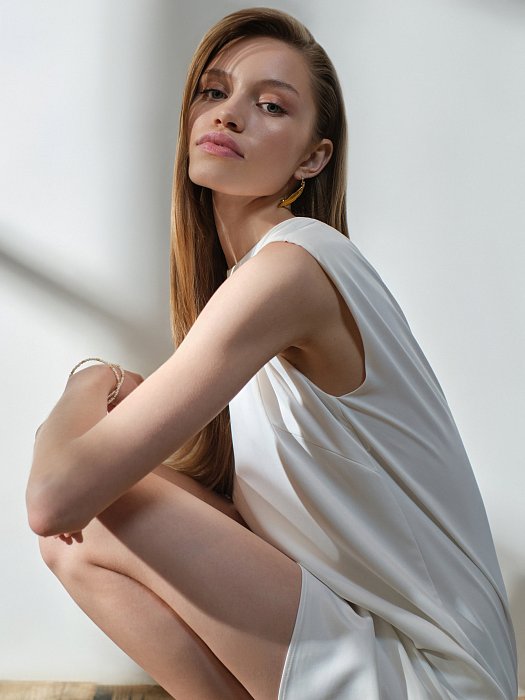 Атласное платье с акцентными плечами: фото №7