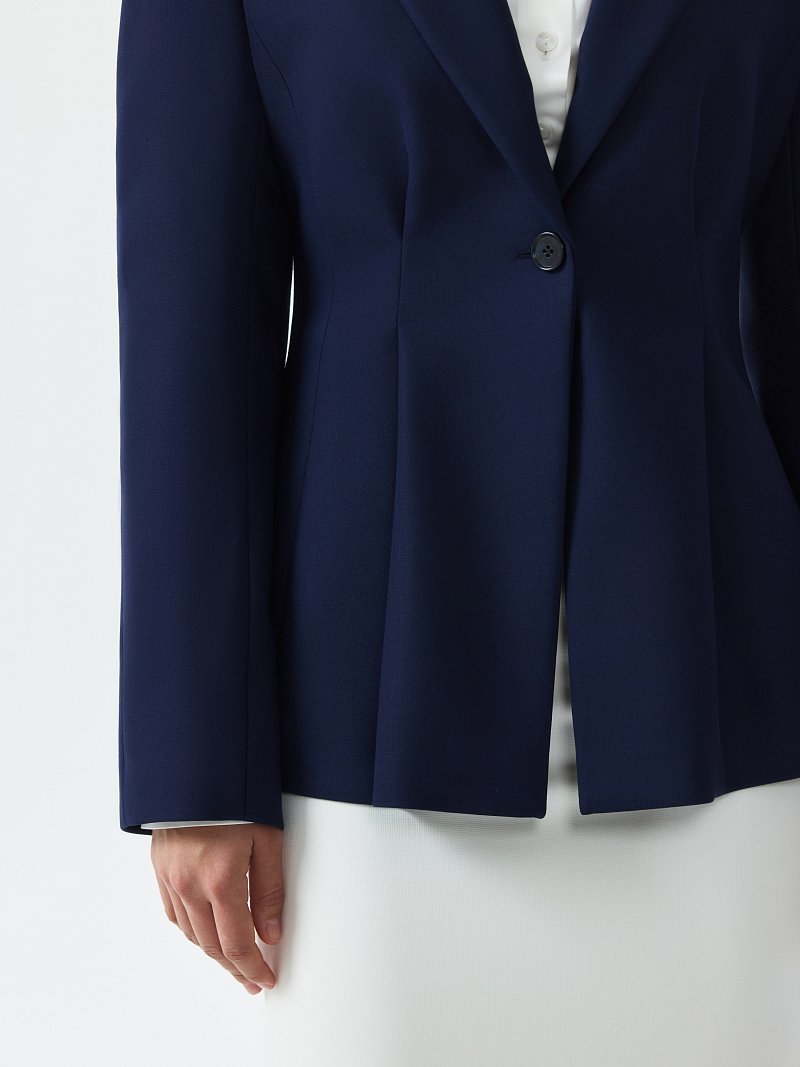 Приталенный жакет с защипами