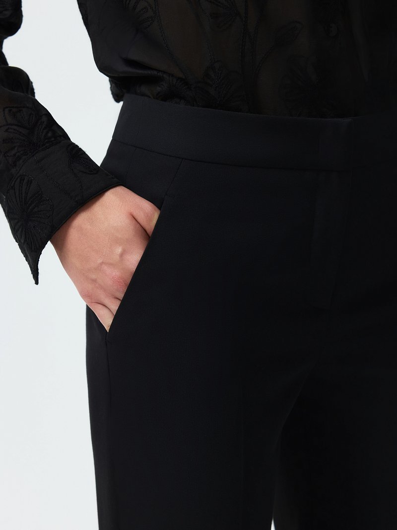 Зауженные брюки со стрелками