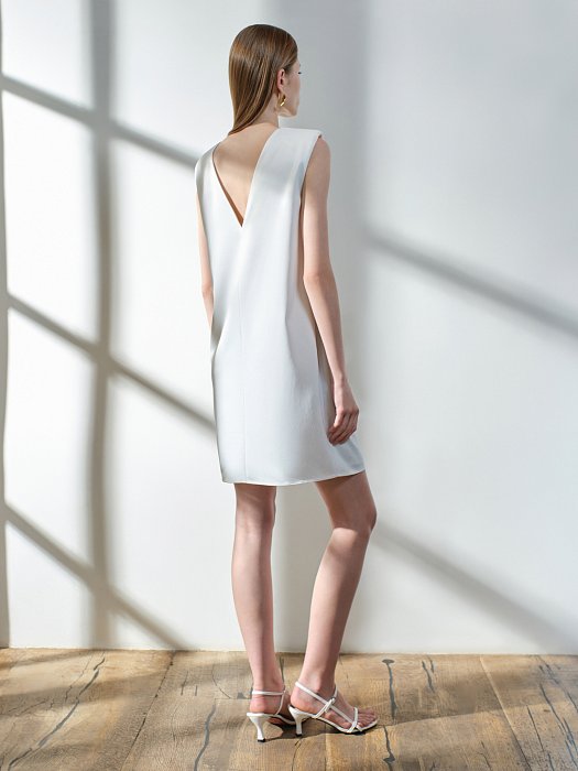 Атласное платье с акцентными плечами: фото №3