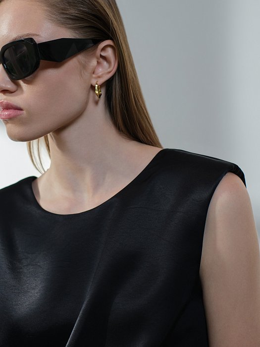 Атласное платье с акцентными плечами: фото №6