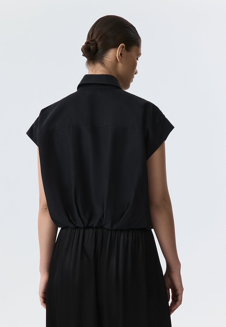 Укороченная блуза без рукавов