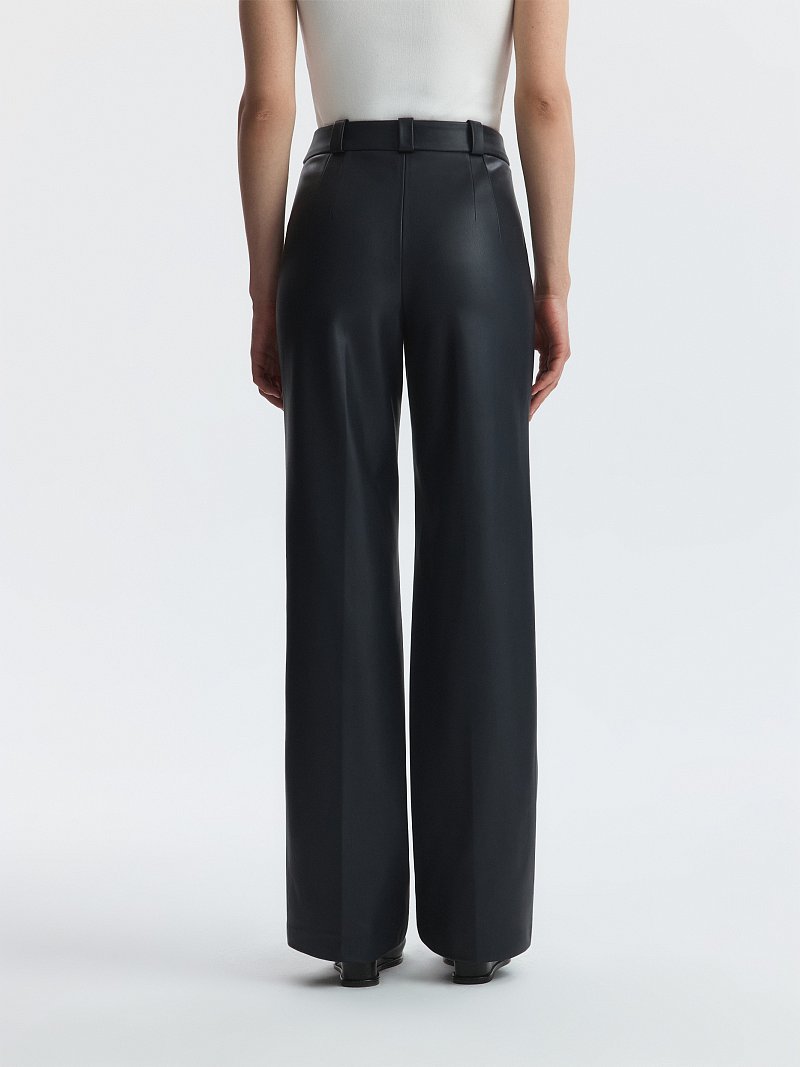 Брюки из экокожи со стрелками