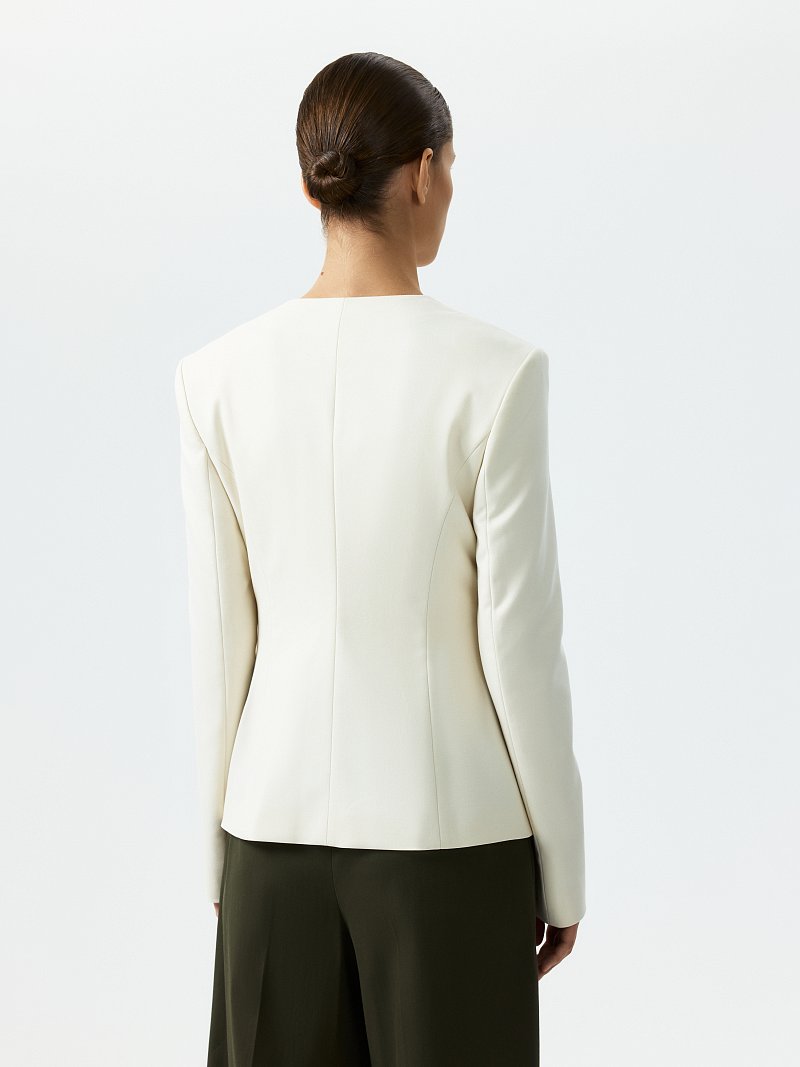 Приталенный жакет с V-вырезом