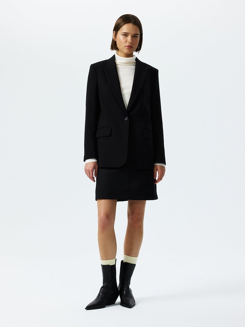 Прямой жакет на пуговице