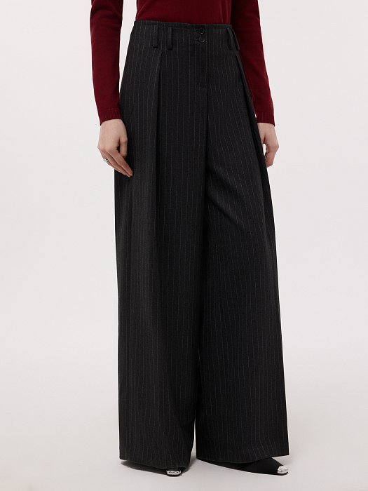 Брюки в полоску из переработанного материала: фото №2