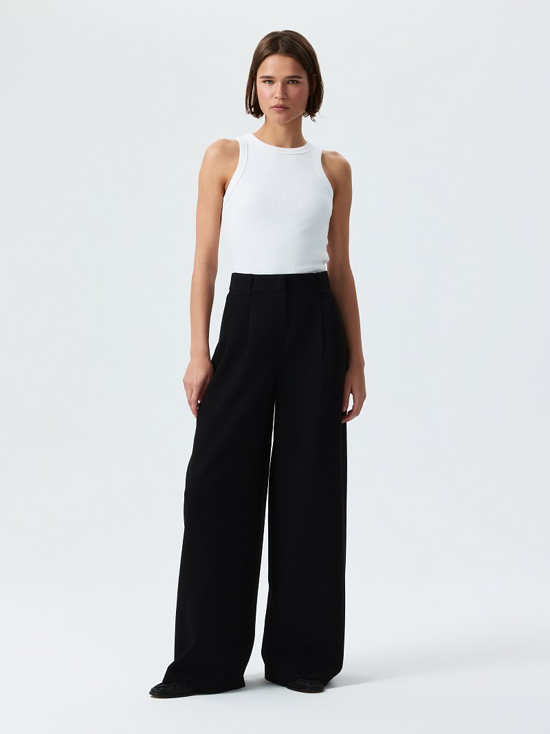 Широкие брюки с защипами