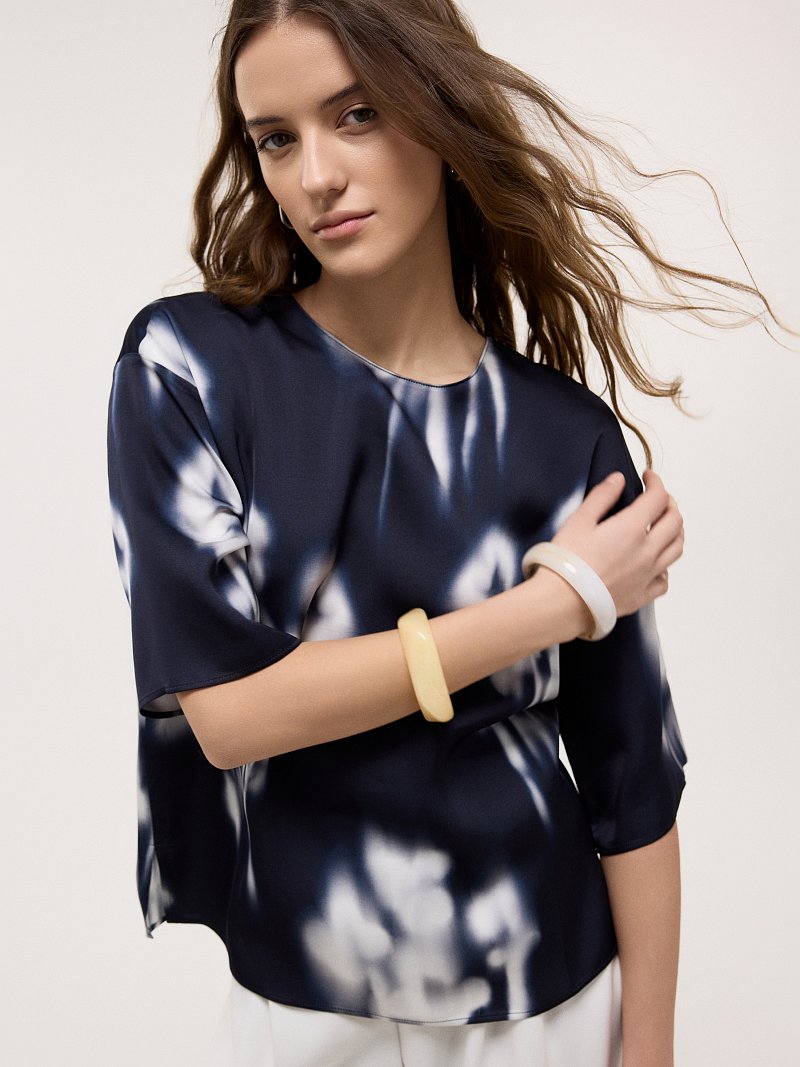 Атласная блуза с короткими рукавами