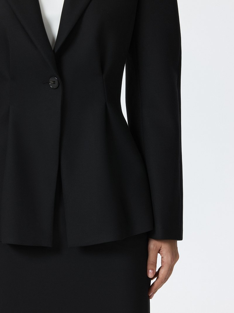 Приталенный жакет с защипами