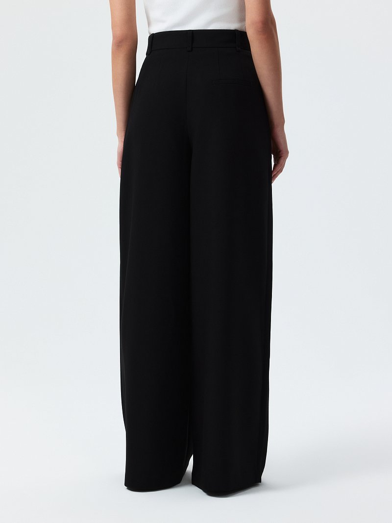 Широкие брюки с защипами