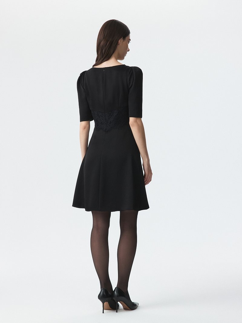 Атласное платье с кружевом