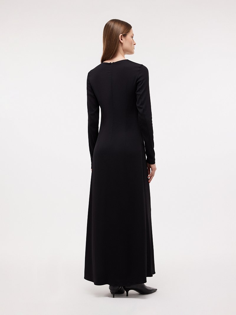 Приталенное платье с разрезом