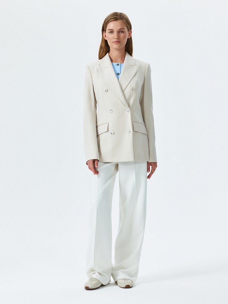 Приталенный двубортный жакет