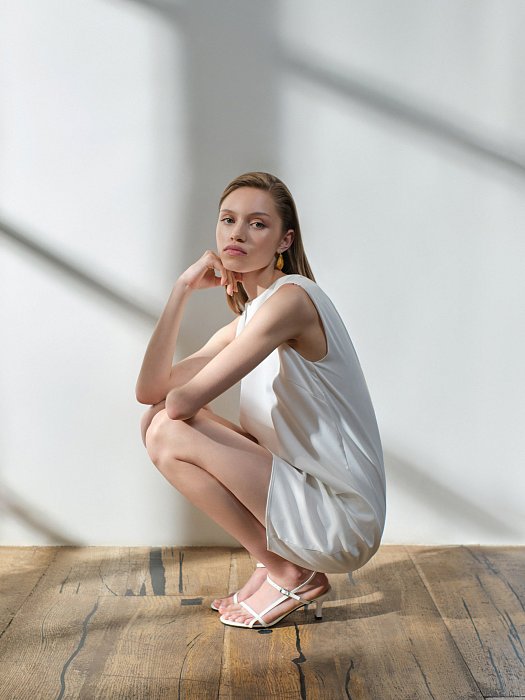 Атласное платье с акцентными плечами: фото №6