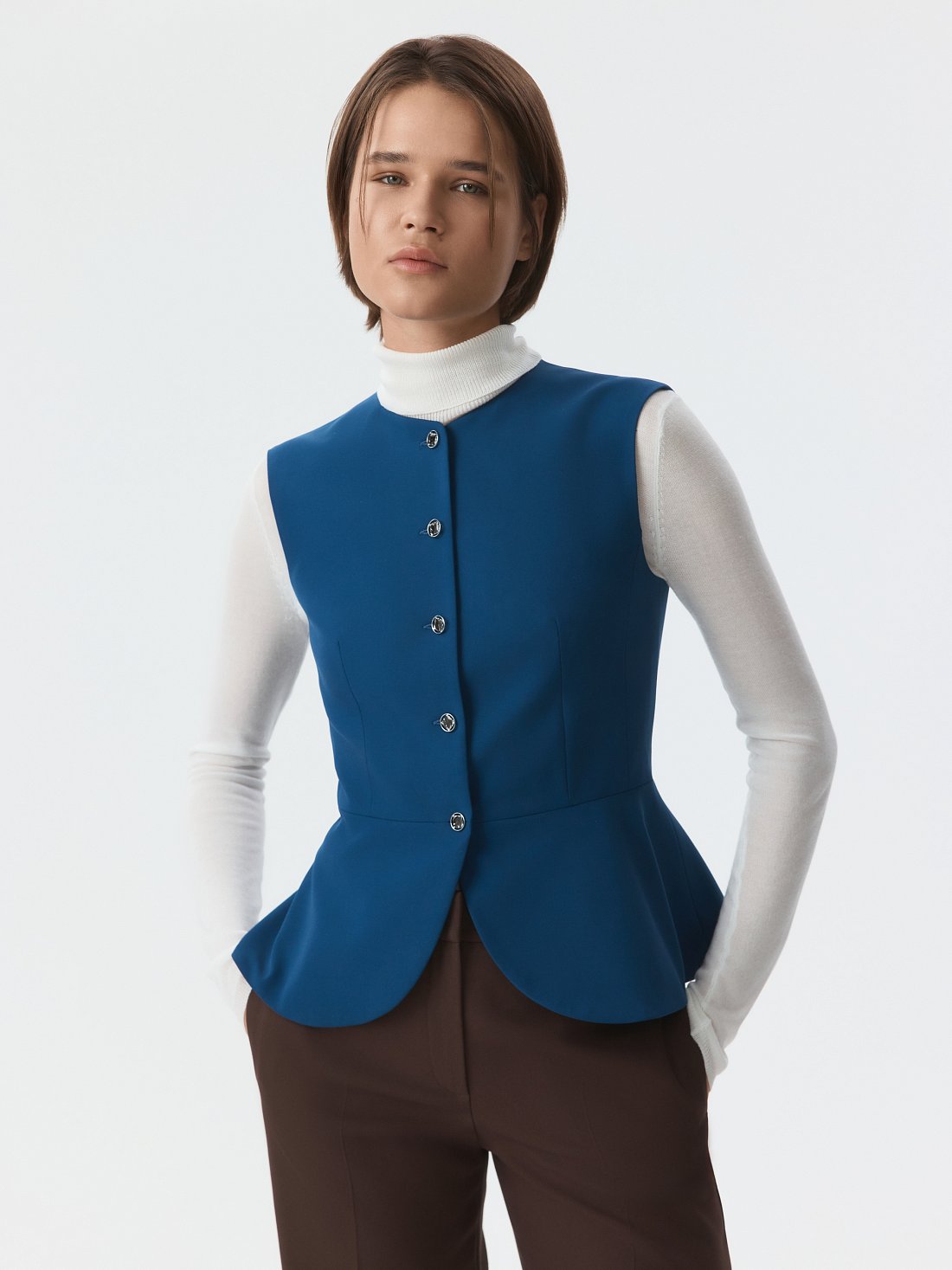 Приталенный жилет с баской: фото №1
