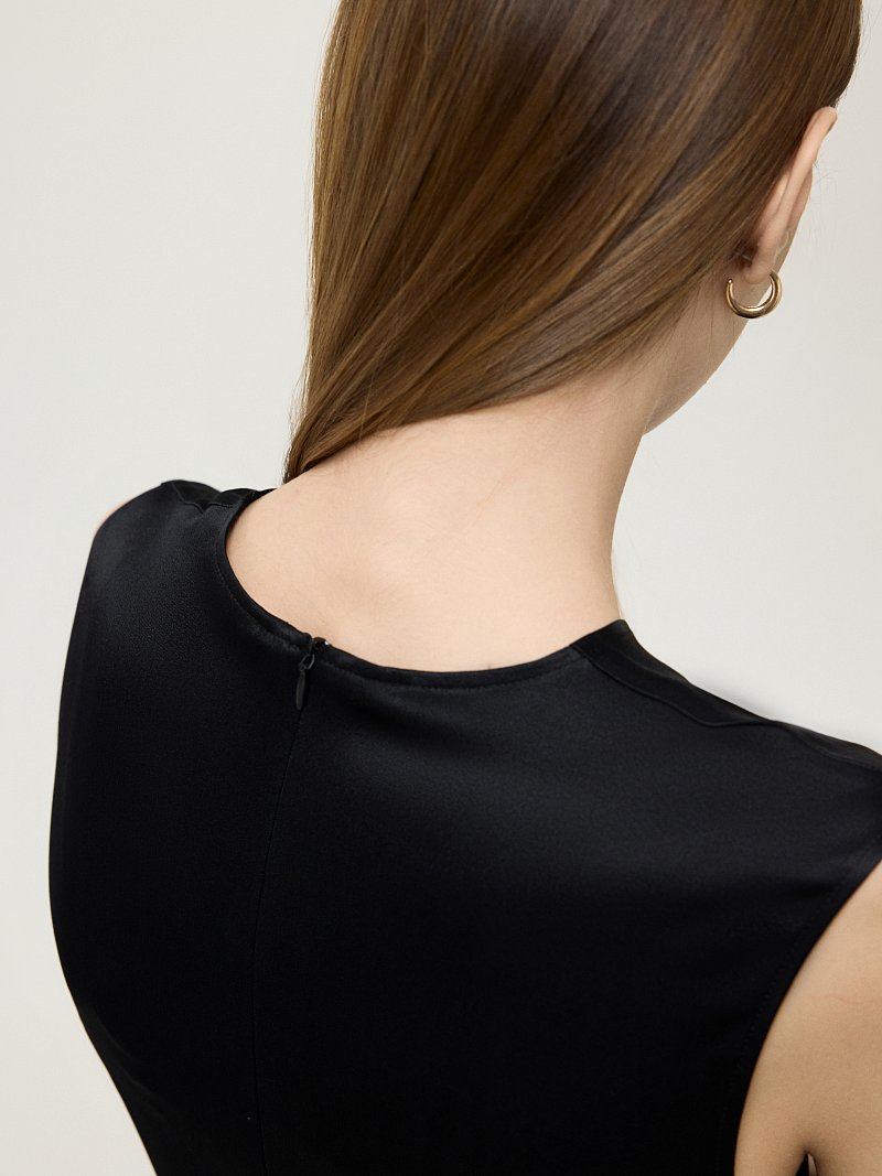 Атласное платье с асимметричной юбкой