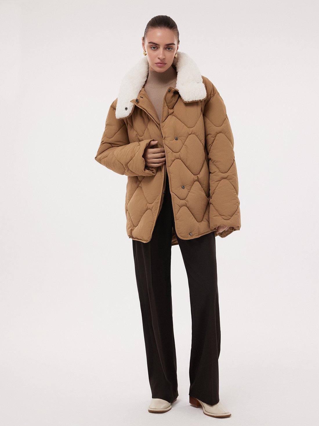 Утепленная куртка с отделкой из овчины: фото №1