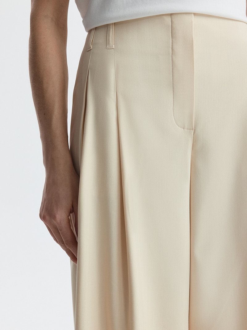 Широкие брюки с защипами